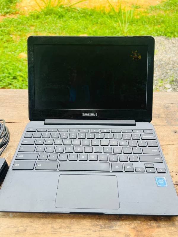 Samsung chorme book laptop