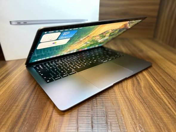 Used l Apple MacBook Air l Year 2020 Late