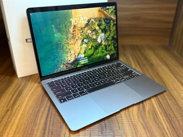 Used l Apple MacBook Air l Year 2020 Late