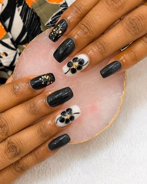 ✨ Elegant black and gold Tips, made to shine! 💅🏻✨