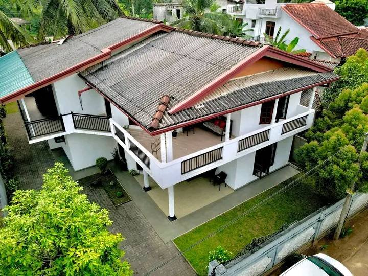 කඩුවෙලින් පර්චස් 19ක සුපිරි දෙමහල් නිවසක් විකිණීමට ඇත